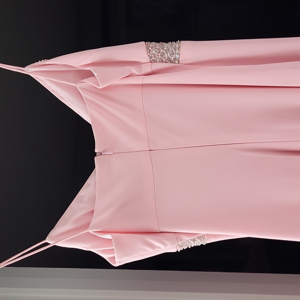 Beautiful pink sequence evening gown. - Picture 4 of 4